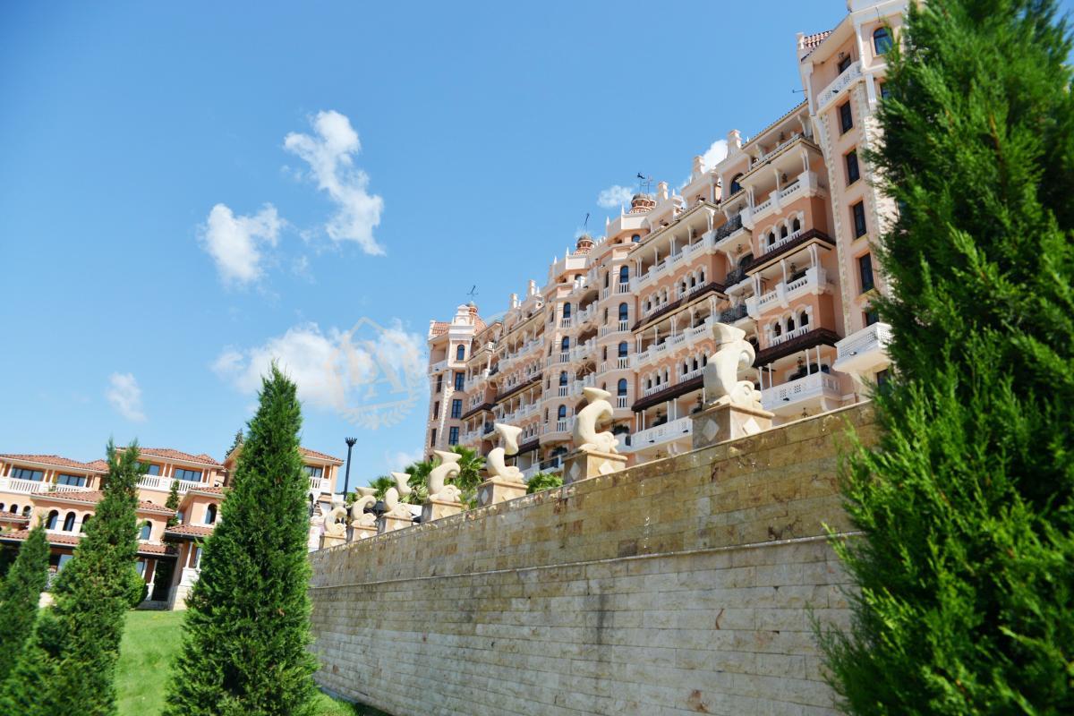 Дом, Villas Romana, Елените