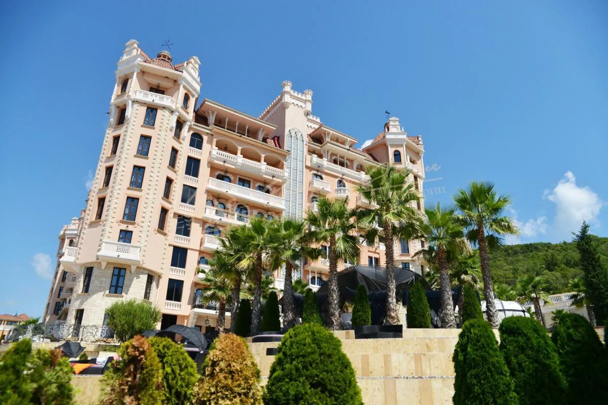 Дом, Villas Romana, Елените