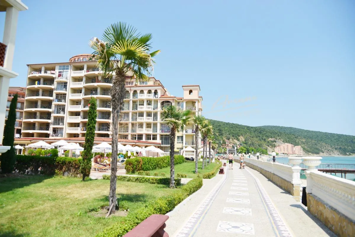 Студия, Negresko, Елените