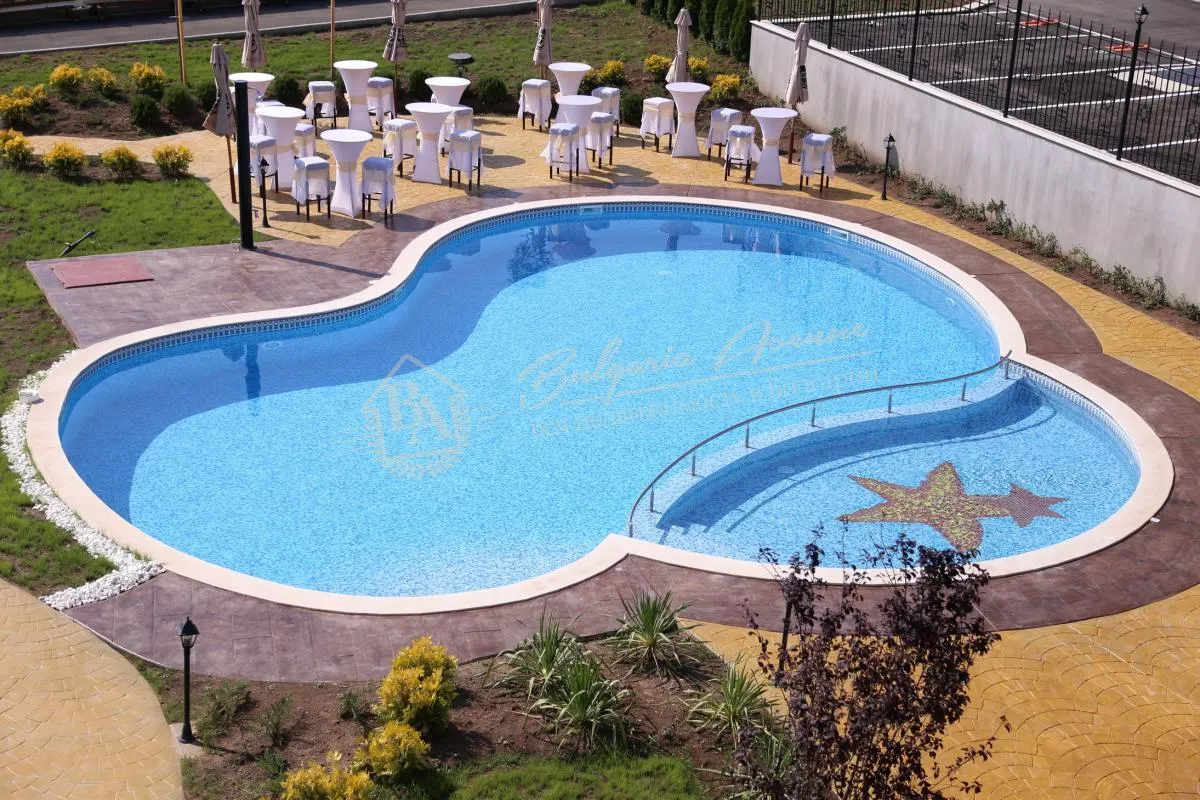 Студия, Sunset Deluxe, Кошарица