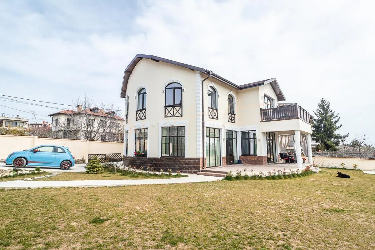 Великолепный дом с высокими потолками и видом на море