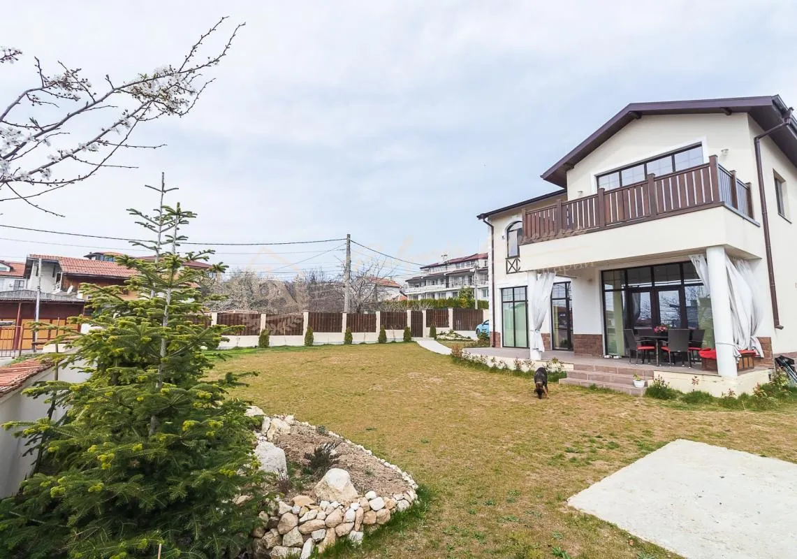 Великолепный дом с высокими потолками и видом на море