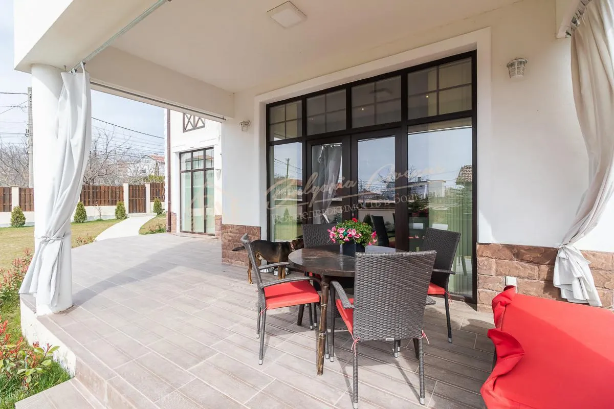 Великолепный дом с высокими потолками и видом на море