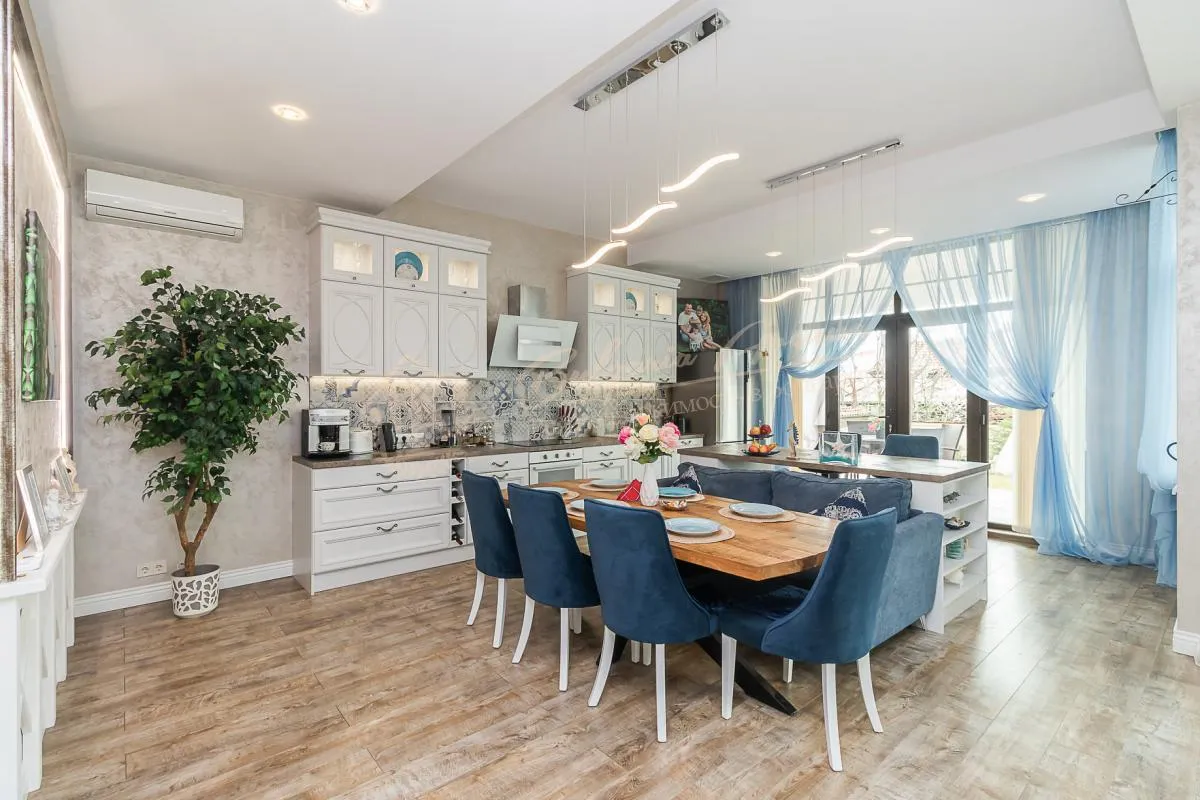 Великолепный дом с высокими потолками и видом на море