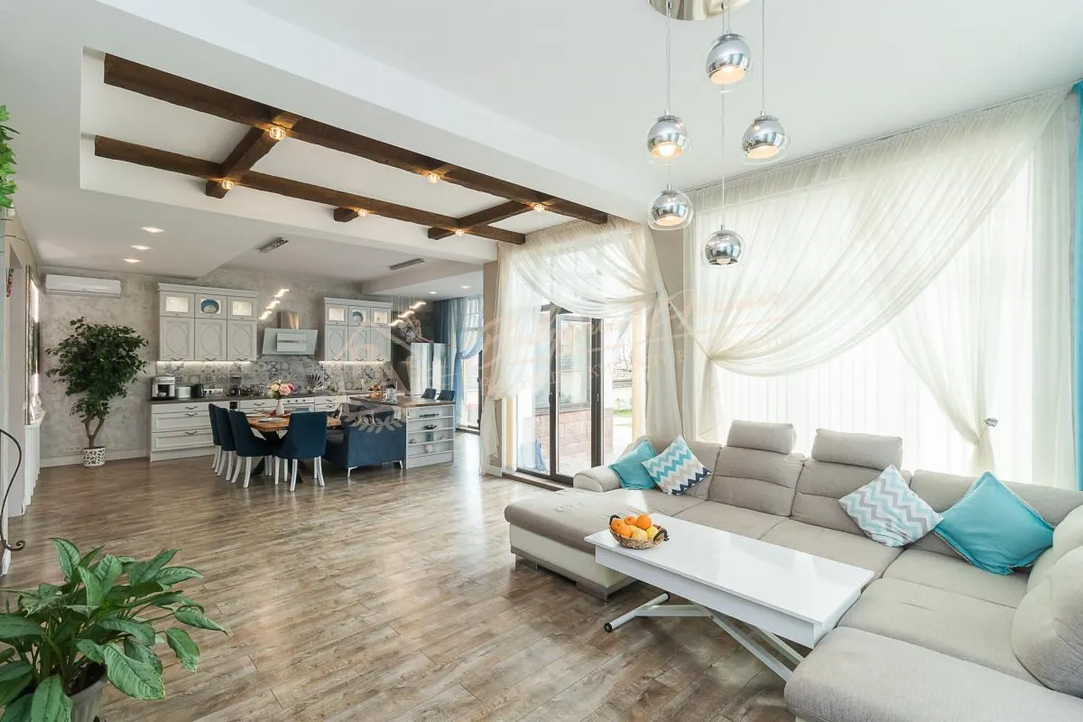 Великолепный дом с высокими потолками и видом на море