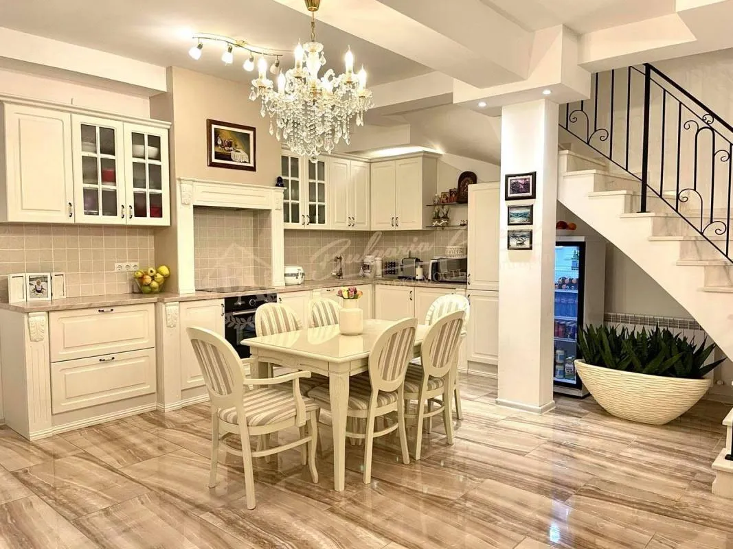 Усадьба с 6 спальнями и бассейном в 17 км от Варны