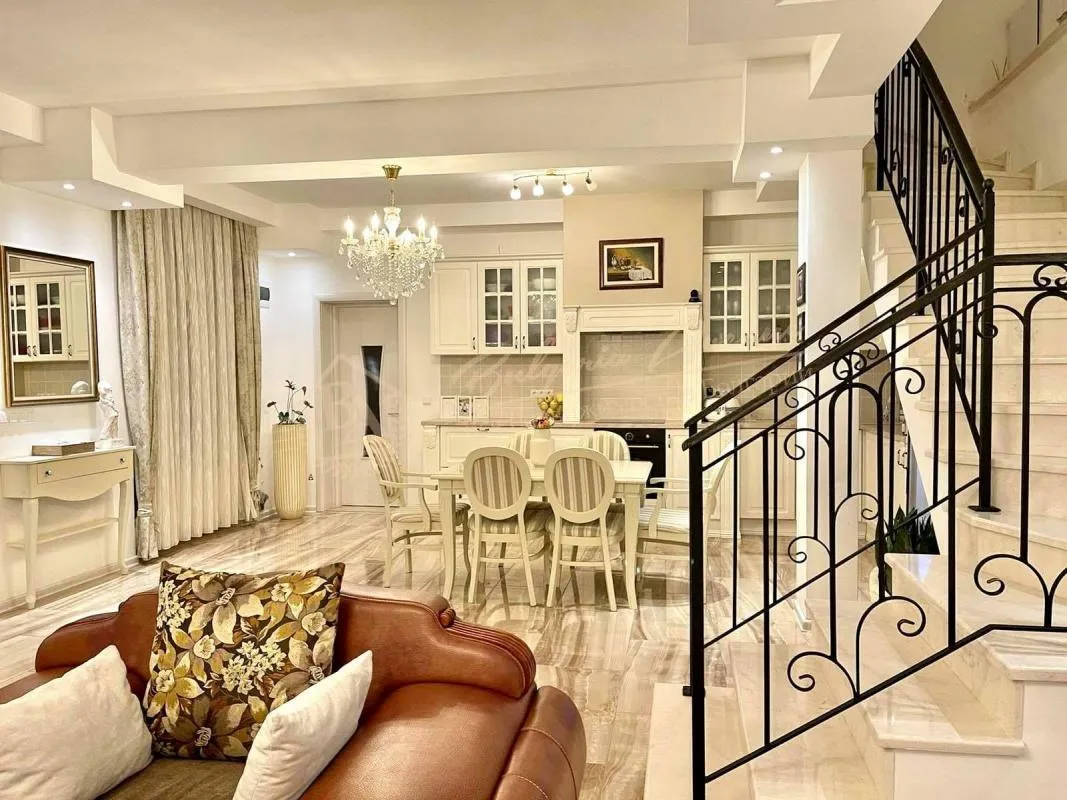 Усадьба с 6 спальнями и бассейном в 17 км от Варны