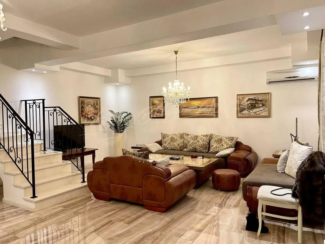 Усадьба с 6 спальнями и бассейном в 17 км от Варны