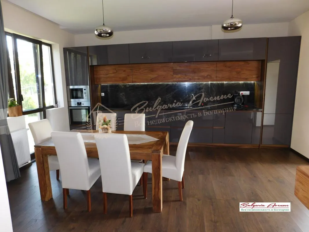 Частный, элегантный дом класса люкс, который расположен в г.Варна, до пляжа около 650м.
