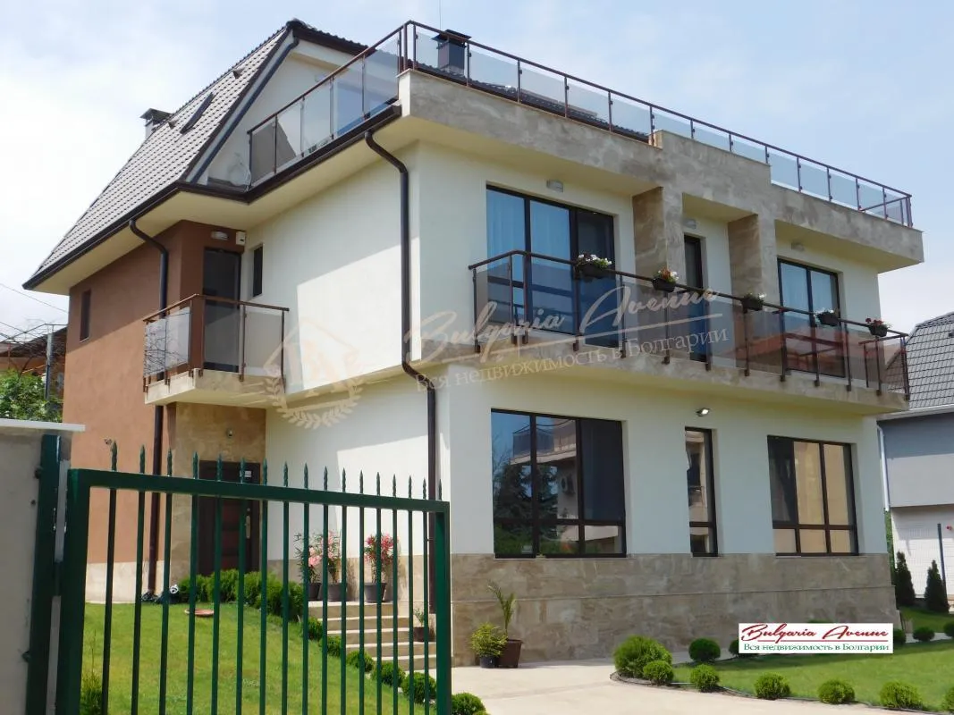 Частный, элегантный дом класса люкс, который расположен в г.Варна, до пляжа около 650м.