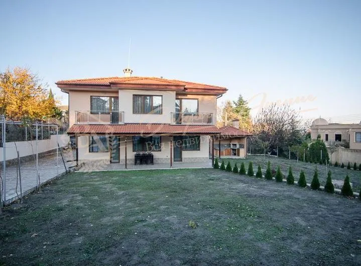 Отличная локация. Новый дом с двором в городе Варна