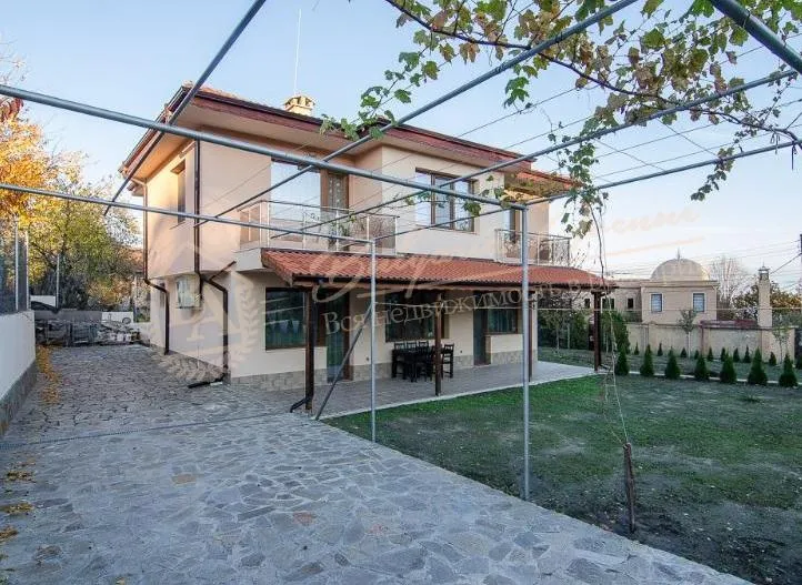 Отличная локация. Новый дом с двором в городе Варна