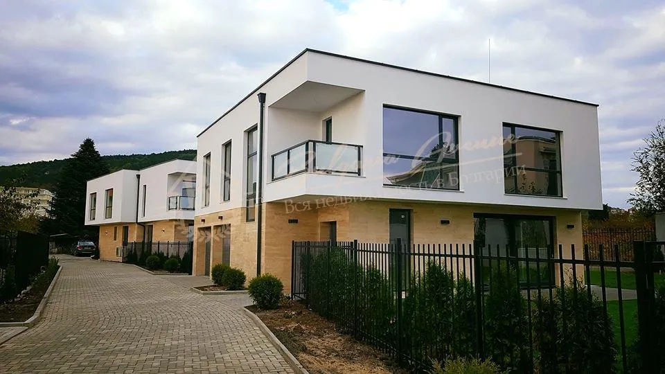 Дом городского типа с 4 спальнями в г.Варна! В 2 км от морского берега.