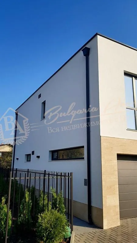 Дом городского типа с 4 спальнями в г.Варна! В 2 км от морского берега.