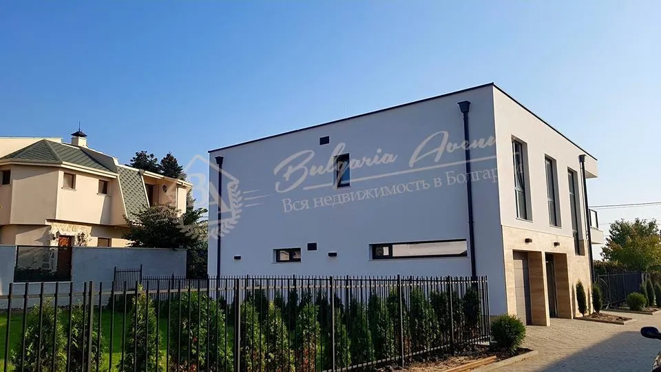 Дом городского типа с 4 спальнями в г.Варна! В 2 км от морского берега.