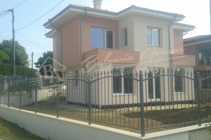 Частный новый дом с садом и видом на море, г.Варна. До моря 1 км.