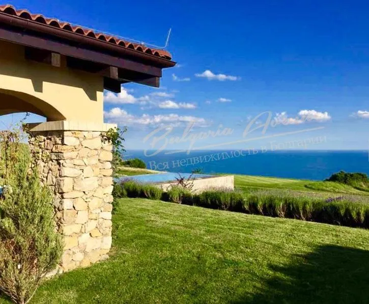 Дом на первой линии с панорамой на море, г.Балчик