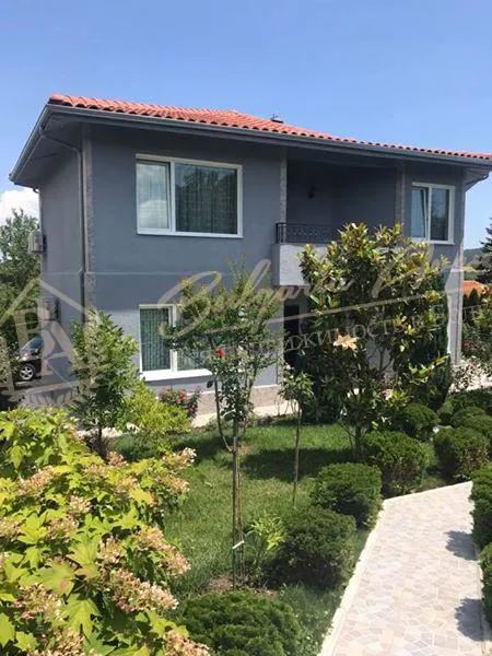 Дом с ухоженным садом, бассейном и видом на море рядом с г.Варна