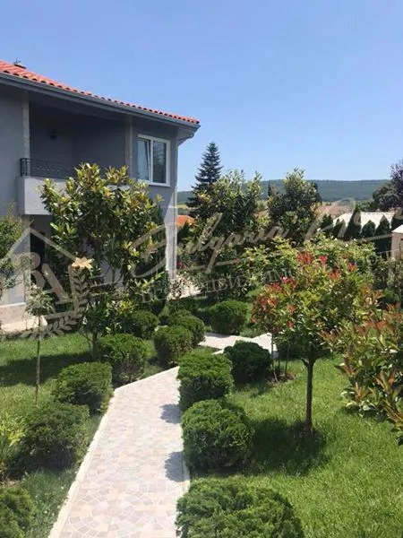 Дом с ухоженным садом, бассейном и видом на море рядом с г.Варна