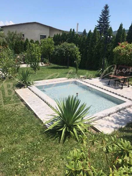 Дом с ухоженным садом, бассейном и видом на море рядом с г.Варна