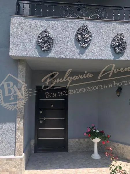 Дом с ухоженным садом, бассейном и видом на море рядом с г.Варна