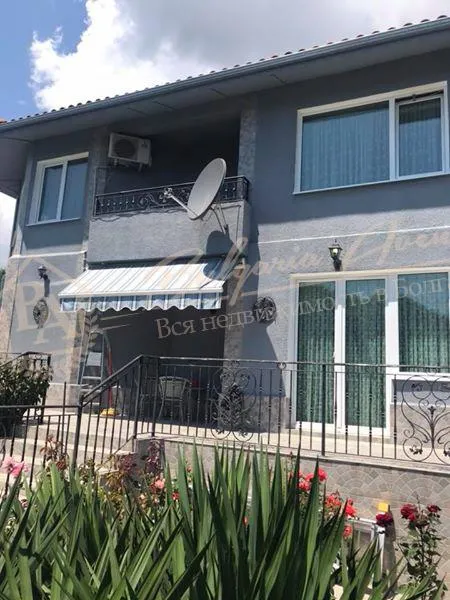 Дом с ухоженным садом, бассейном и видом на море рядом с г.Варна