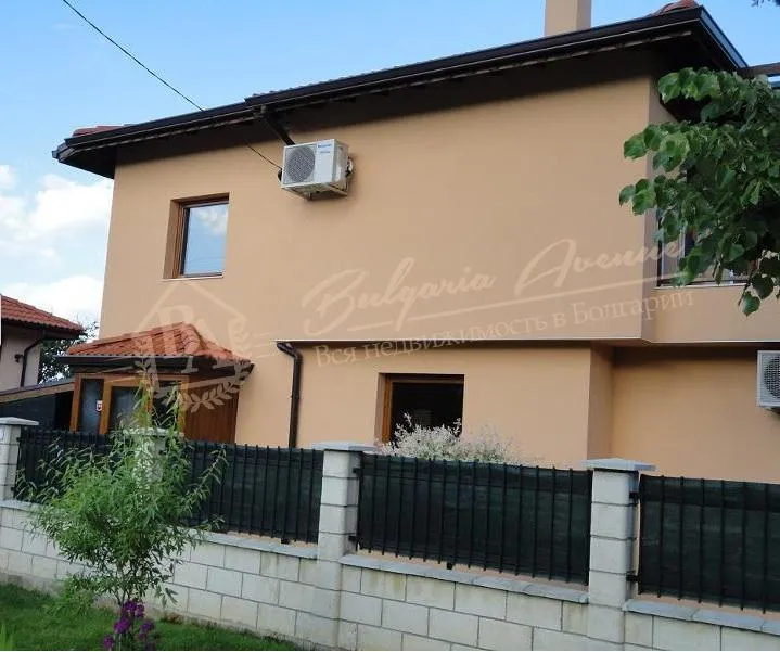 Частный дом, класса люкс с бассейном и видом на море, область Варна