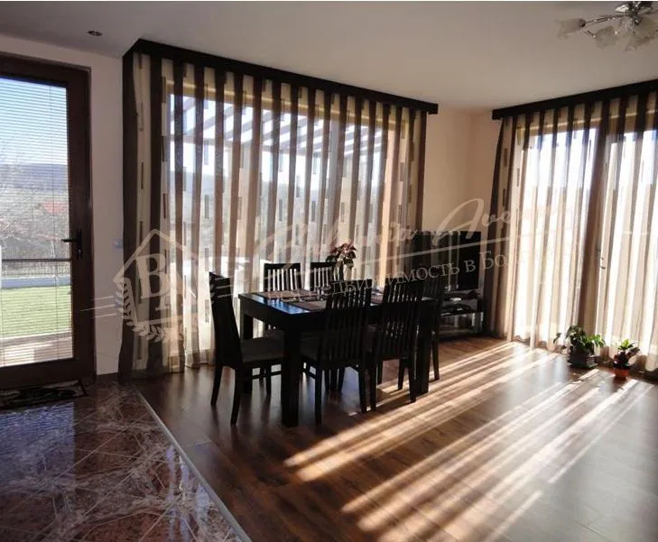 Частный дом, класса люкс с бассейном и видом на море, область Варна