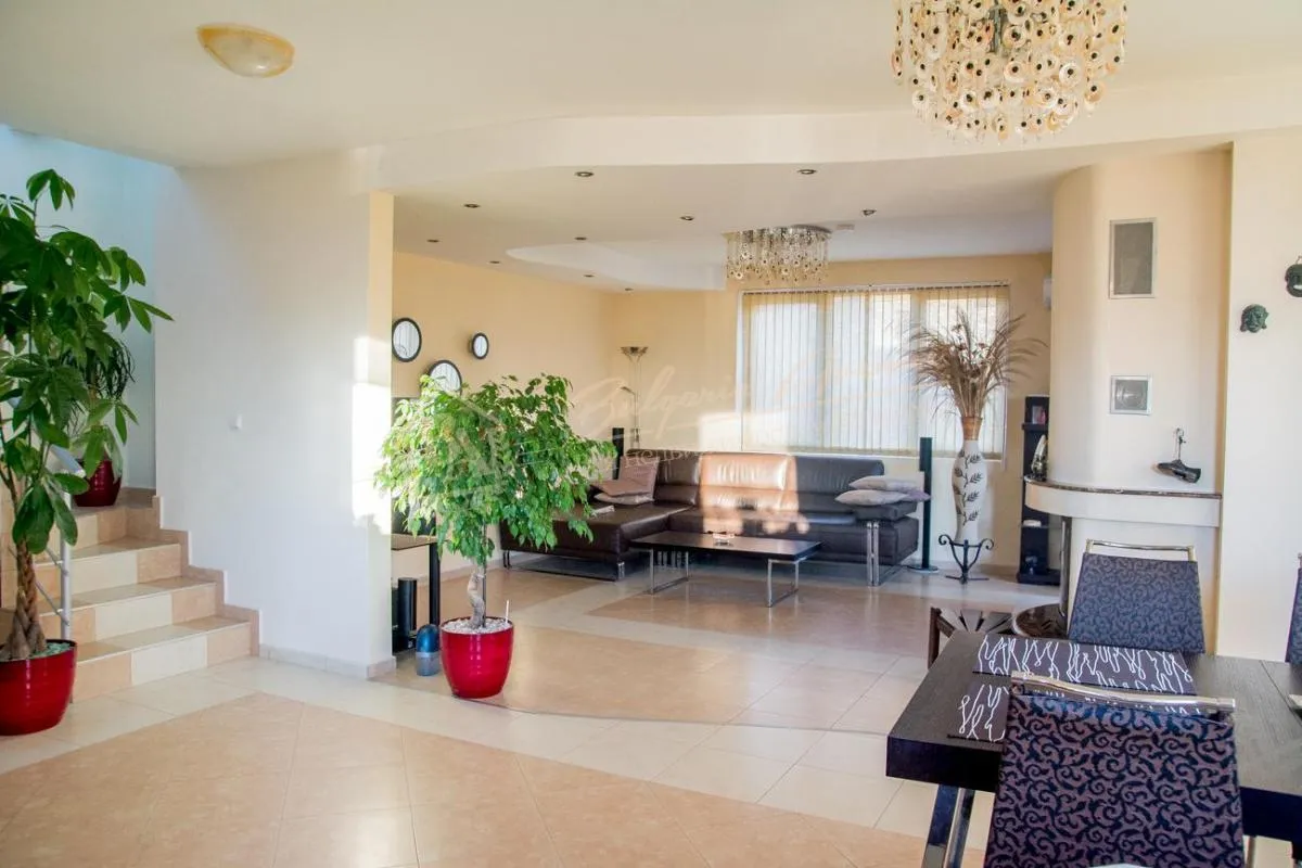 Дом с морской панорамой, собственным садом и бассейном, г.Варна