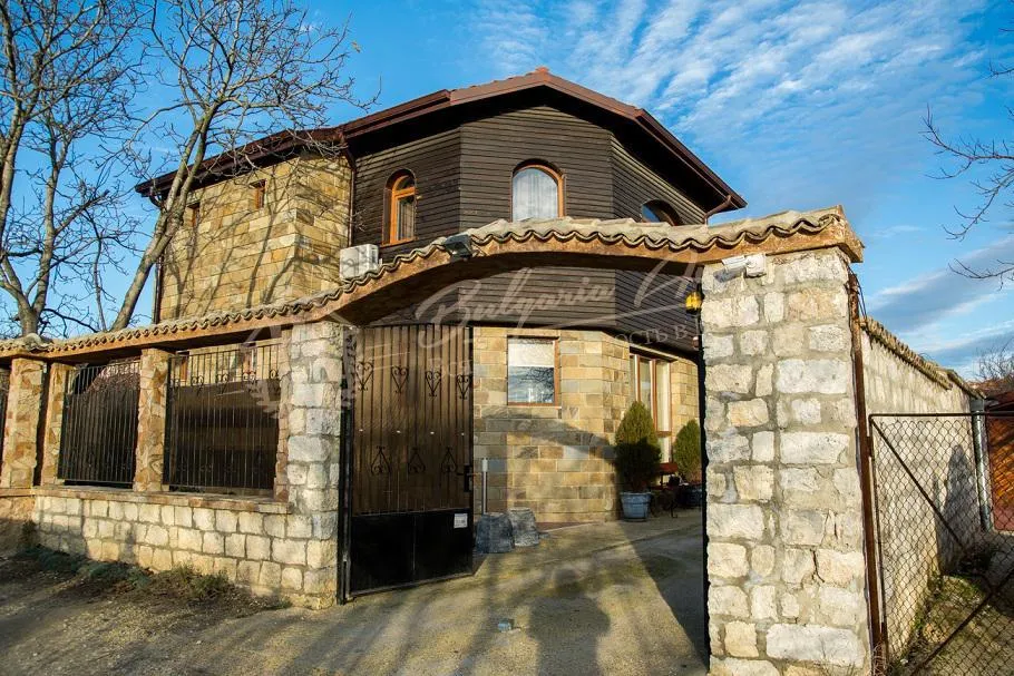 Дом с морской панорамой, собственным садом и бассейном, г.Варна