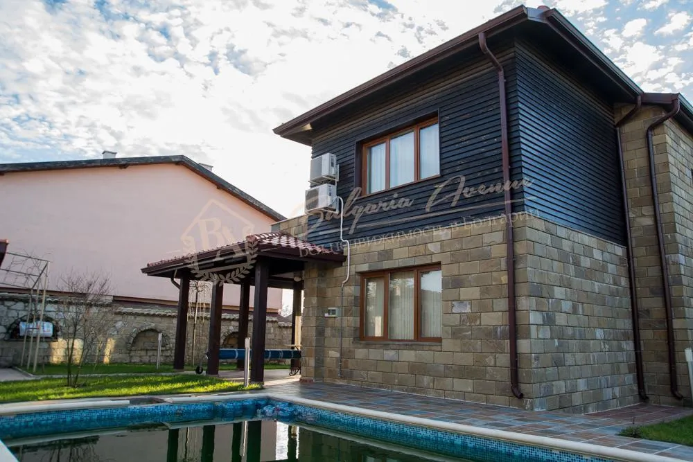 Дом с морской панорамой, собственным садом и бассейном, г.Варна