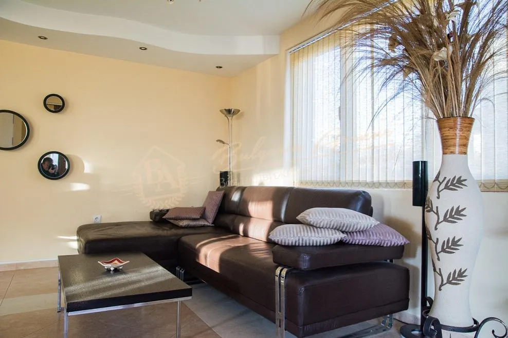 Дом с морской панорамой, собственным садом и бассейном, г.Варна