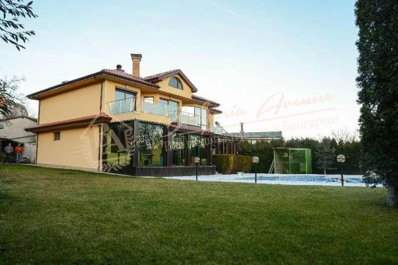 Уютный дом с видом на море, с собственным садом и бассейном, г.Варна