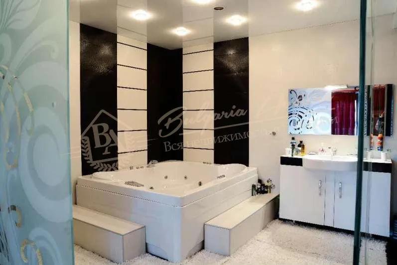 Уютный дом с видом на море, с собственным садом и бассейном, г.Варна