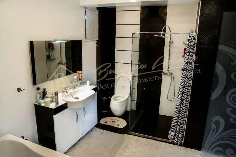 Уютный дом с видом на море, с собственным садом и бассейном, г.Варна