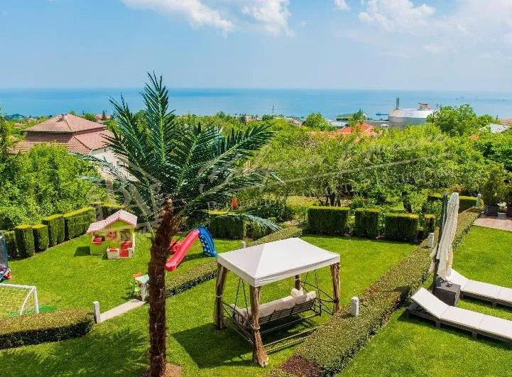 Дом с морской панорамой, собственным садом и бассейном, г.Варна