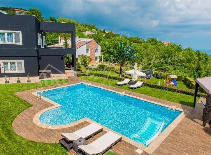 Дом с морской панорамой, собственным садом и бассейном, г.Варна