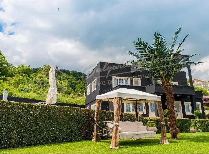 Дом с морской панорамой, собственным садом и бассейном, г.Варна