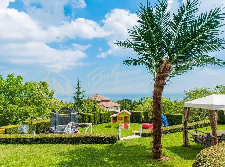 Дом с морской панорамой, собственным садом и бассейном, г.Варна