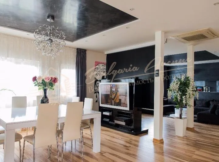 Дом с морской панорамой, собственным садом и бассейном, г.Варна