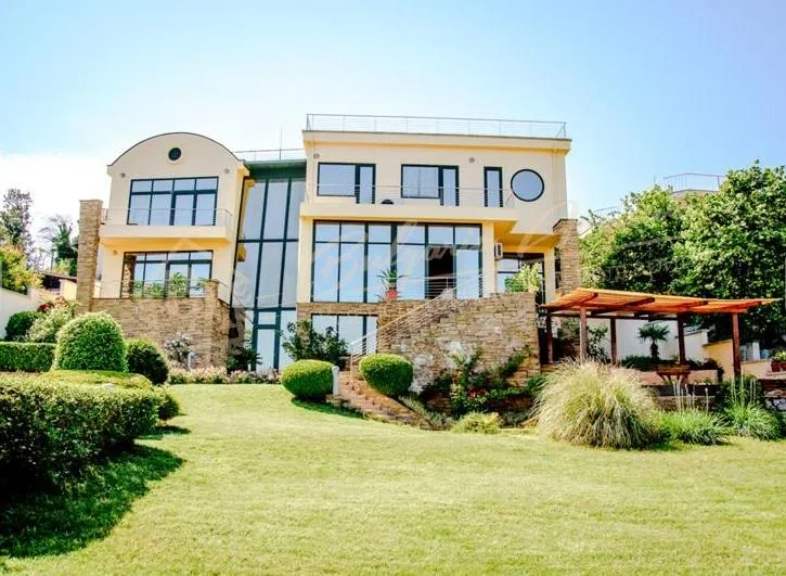 Одно фамильный панорамный дом в 100м от моря в г.Варна