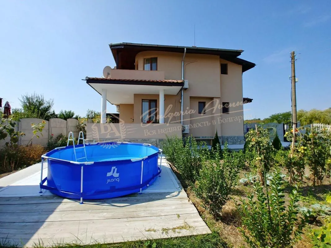 Меблированный новый дом с фруктовым садом в селе, область Бургас