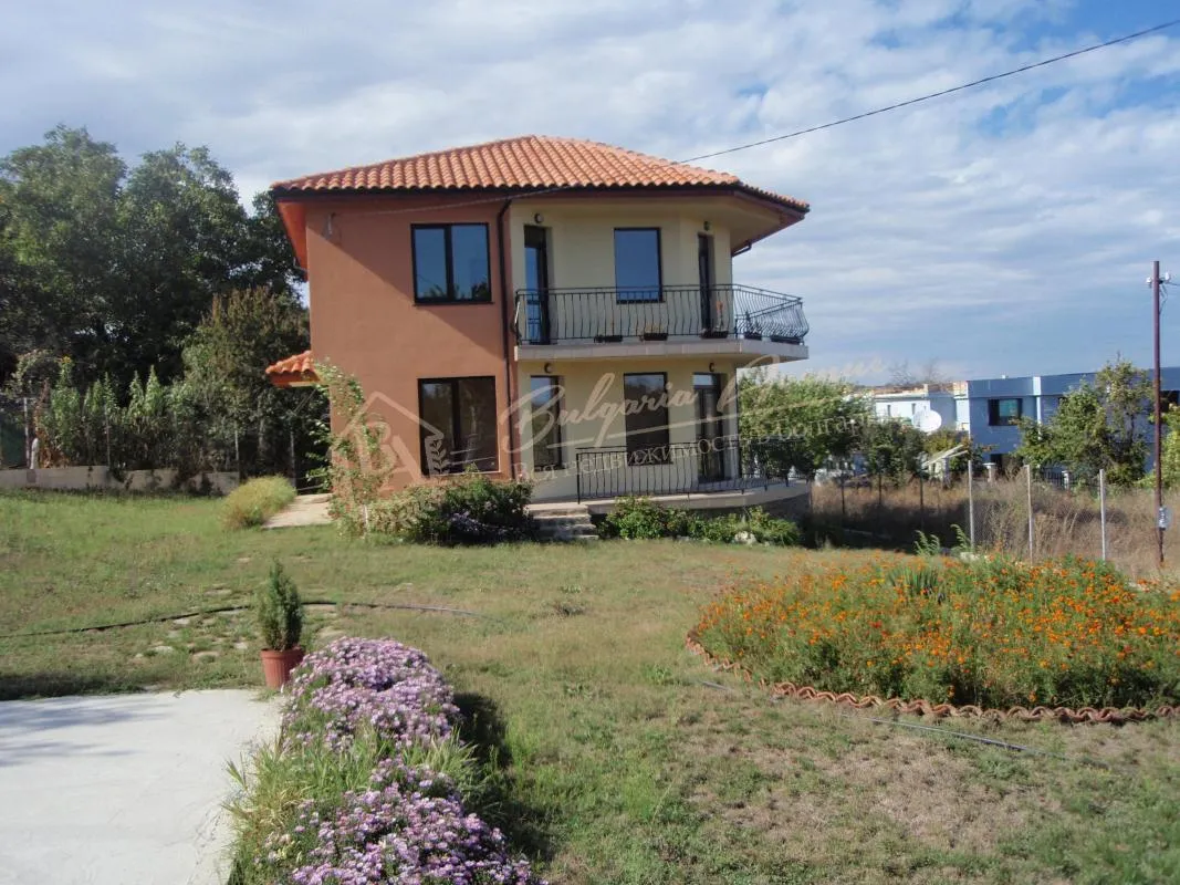 Двухэтажный новый дом у моря в 20км от Морской столицы г.Варна