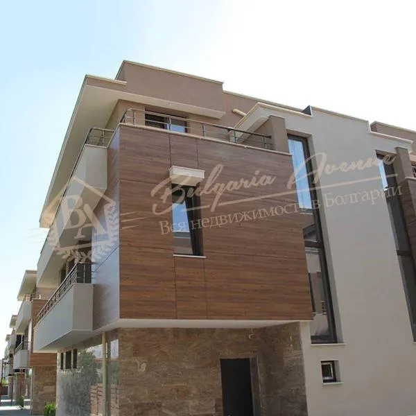 Двух фамильный дом в 200м от морского берега без таксы поддержки в г.Бургас