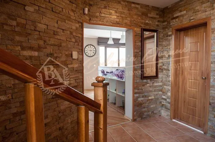 Новый, частный дом в красивой деревне, обл.Варна