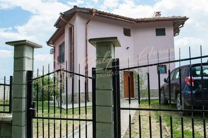 Новый, частный дом в красивой деревне, обл.Варна