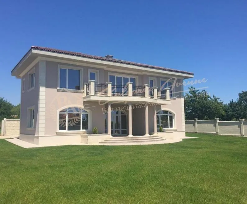 Новый средиземноморский дом у моря с отличной коммуникацией, обл.Варна