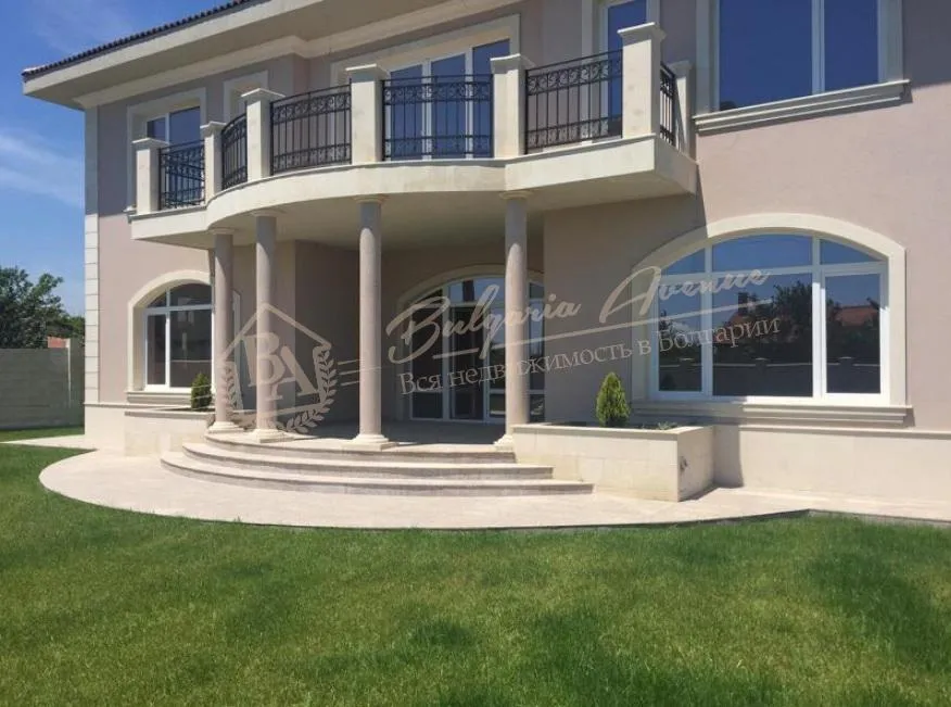 Новый средиземноморский дом у моря с отличной коммуникацией, обл.Варна