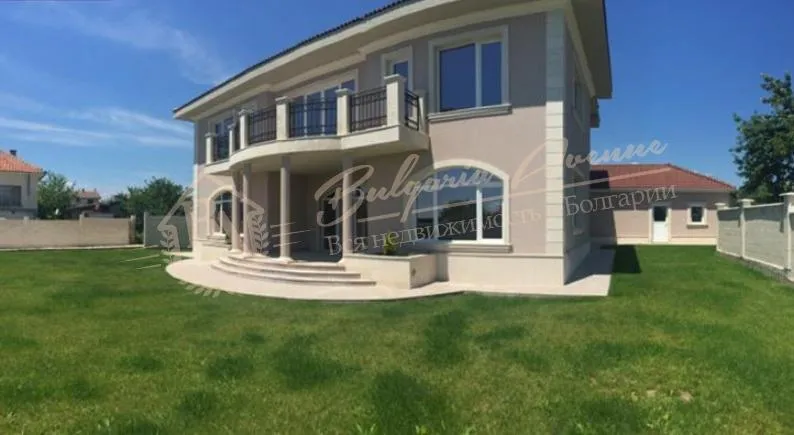 Новый средиземноморский дом у моря с отличной коммуникацией, обл.Варна