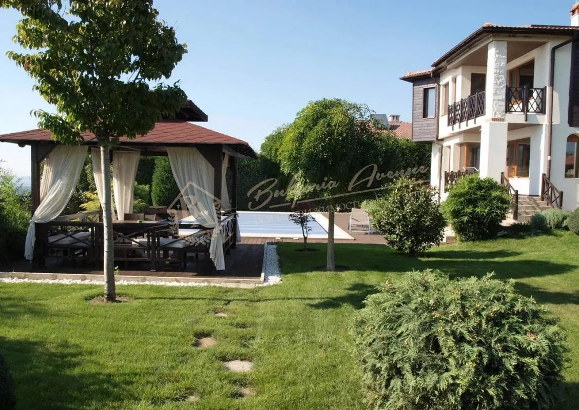 Уютный дом с большим двором и бассейном, класса люкс у море, обл.Варна